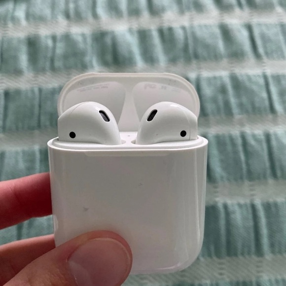 First Generation AirPods - Picture 3 of 4
